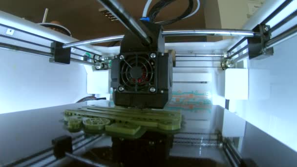 3Dプリンター 3Dプリンタの印刷のクローズアップ 押出機と形成プロトタイプモデルから流れる溶融プラスチック 3Dプリンターを印刷するための新しい近代的な添加剤技術 モデリング用電子デバイス — ストック動画
