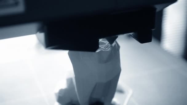 프린터 프린터를 클로즈업중이야 프린터가 플라스틱에서 물체를 시제품 프린터의 새로운 기술입니다 — 비디오