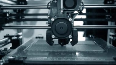3D yazıcı. 3D yazıcıyı çalıştırıyorum. Erimiş plastikten 3D yazıcı nesnesi. Prototip basılıyor. Yeni modern baskı teknolojisi 3D yazıcıda. Katkı sağlayan yenilikçi teknolojiler. FDM