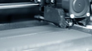 3D yazıcı. 3D yazıcıyı çalıştırıyorum. Erimiş plastikten 3D yazıcı nesnesi. Prototip basılıyor. Yeni modern baskı teknolojisi 3D yazıcıda. Katkı sağlayan yenilikçi teknolojiler. FDM