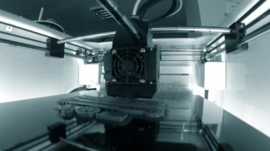 3D yazıcı. 3D yazıcıyı çalıştırıyorum. Erimiş plastikten 3D yazıcı nesnesi. Prototip basılıyor. Yeni modern baskı teknolojisi 3D yazıcıda. Katkı sağlayan yenilikçi teknolojiler. FDM