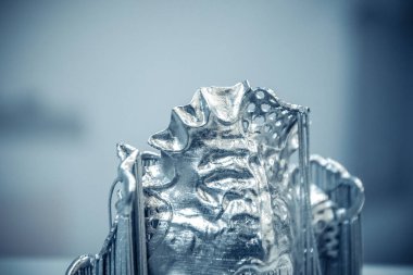 Metal 3D yazıcıya basılmış nesne. Lazer sinterleme makinesine basılmış diş kaplaması. Metal tozundan modern 3D yazıcı baskısı. Kavramsal katkı maddesi DMLS, SLM, SLS 3D yazdırma teknolojisi.