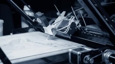 3D yazıcı. 3D yazıcı yakın plan yazdırıyor. Erimiş plastik Extruder 'dan akıyor ve prototip modelini oluşturuyor. 3D yazıcı için yeni modern katkı teknolojileri. Modelleme için elektronik aygıt.