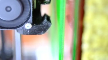 3D yazıcı. 3D yazıcı yakın plan yazdırıyor. Erimiş plastik Extruder 'dan akıyor ve prototip modelini oluşturuyor. 3D yazıcı basan yeni modern katkı teknolojileri. Elektronik cihaz modelleme. Dikey