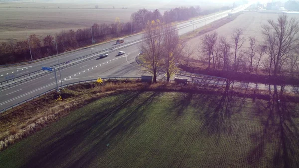美しい風景高速道路 運転車 晴れた秋の日に収穫後の農業分野 異なる車の運転と自動車道のトップビュー グレア ライトハイライト 空中ドローンビュー — ストック写真