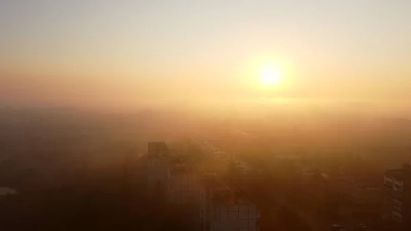 黎明日出在城市的场景 黎明时分阳光灿烂 多层建筑的屋顶笼罩着雾气 许多住宅城镇的头像 城市风景 城市风景 空中无人驾驶飞机视图 — 图库照片