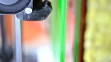 3D yazıcı. 3D yazıcıyı çalıştırıyorum. Erimiş plastikten 3D yazıcı nesnesi. Prototip basılıyor. Yeni modern baskı teknolojisi 3D yazıcı. Katkı sağlayan yenilikçi teknolojiler. FDM. Dikey