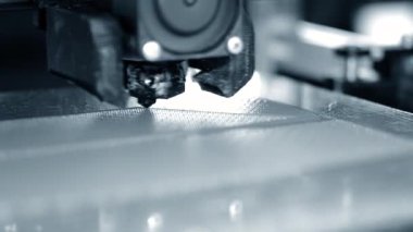 3D yazıcı. 3D yazıcıyı çalıştırıyorum. Erimiş plastikten 3D yazıcı nesnesi. Prototip basılıyor. Yeni modern baskı teknolojisi 3D yazıcıda. Katkı sağlayan yenilikçi teknolojiler. FDM