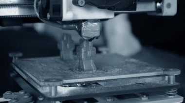 3D yazıcı. 3D yazıcıyı çalıştırıyorum. Erimiş plastikten 3D yazıcı nesnesi. Prototip basılıyor. Yeni modern baskı teknolojisi 3D yazıcıda. Katkı sağlayan yenilikçi teknolojiler. FDM