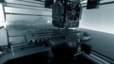 3D yazıcı. 3D yazıcıyı çalıştırıyorum. Erimiş plastikten 3D yazıcı nesnesi. Prototip basılıyor. Yeni modern baskı teknolojisi 3D yazıcıda. Katkı sağlayan yenilikçi teknolojiler. FDM