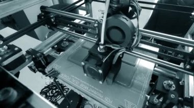 3D yazıcı. 3D yazıcıyı çalıştırıyorum. Erimiş plastikten 3D yazıcı nesnesi. Prototip basılıyor. Yeni modern baskı teknolojisi 3D yazıcıda. Katkı sağlayan yenilikçi teknolojiler. FDM