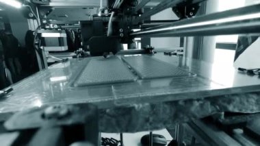 3D yazıcı. 3D yazıcıyı çalıştırıyorum. Erimiş plastikten 3D yazıcı nesnesi. Prototip basılıyor. Yeni modern baskı teknolojisi 3D yazıcıda. Katkı sağlayan yenilikçi teknolojiler. FDM