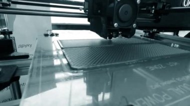 3D yazıcı. 3D yazıcıyı çalıştırıyorum. Erimiş plastikten 3D yazıcı nesnesi. Prototip basılıyor. Yeni modern baskı teknolojisi 3D yazıcıda. Katkı sağlayan yenilikçi teknolojiler. FDM