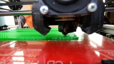 3D yazıcı. 3D yazıcıyı çalıştırıyorum. Erimiş plastikten 3D yazıcı nesnesi. Prototip basılıyor. Yeni modern baskı teknolojisi 3D yazıcıda. Katkı sağlayan yenilikçi teknolojiler. FDM