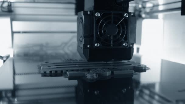 3D打印机工作3D打印机的特写 3D打印机用熔融的塑料打印物体 打印原型 3D打印机新的现代印刷技术 增加的进步技术 Fdm — 图库视频影像