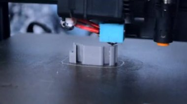 3D yazıcı. 3D yazıcıyı çalıştırıyorum. Erimiş plastikten 3D yazıcı nesnesi. Prototip basılıyor. Yeni modern baskı teknolojisi 3D yazıcıda. Katkı sağlayan yenilikçi teknolojiler. FDM