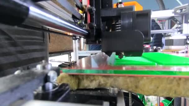 3D打印机工作3D打印机的特写 3D打印机用熔融的塑料打印物体 打印原型 3D打印机新的现代印刷技术 增加的进步技术 Fdm — 图库视频影像