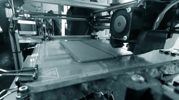3Dプリンター 3Dプリンタのクローズアップの作業 溶融プラスチックから3Dプリンタの印刷オブジェクト 試作品を印刷 3Dプリンター上の新しい近代的な印刷技術 追加の進歩的な技術 Fdm — ストック動画