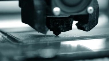 3D yazıcı. 3D yazıcı yakın plan yazdırıyor. Erimiş plastik Extruder 'dan akıyor ve prototip modelini oluşturuyor. 3D yazıcı için yeni modern katkı teknolojileri. Modelleme için elektronik aygıt.