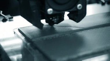 3D yazıcı. 3D yazıcıyı çalıştırıyorum. Erimiş plastikten 3D yazıcı nesnesi. Prototip basılıyor. Yeni modern baskı teknolojisi 3D yazıcıda. Katkı sağlayan yenilikçi teknolojiler. FDM