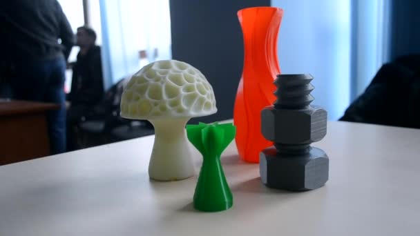 Varios Objetos Plástico Multicolor Diferentes Impresos Impresora Mesa Modelos Impresos — Vídeo de stock