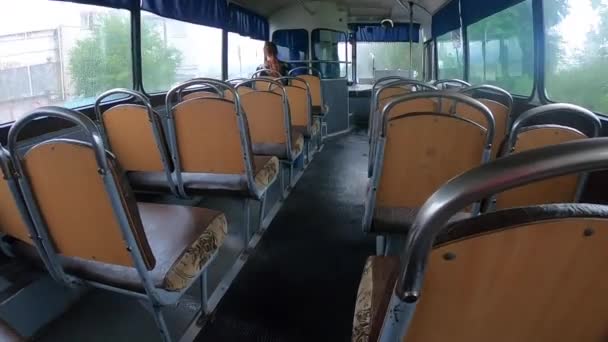 Muž Jezdící Autobusem Žena Sedí Sedadle Jezdí Uvnitř Prázdné Staré — Stock video