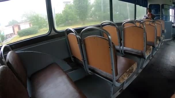 Hombre Montando Autobús Mujer Sentada Asiento Montando Interior Vacío Viejo — Vídeos de Stock