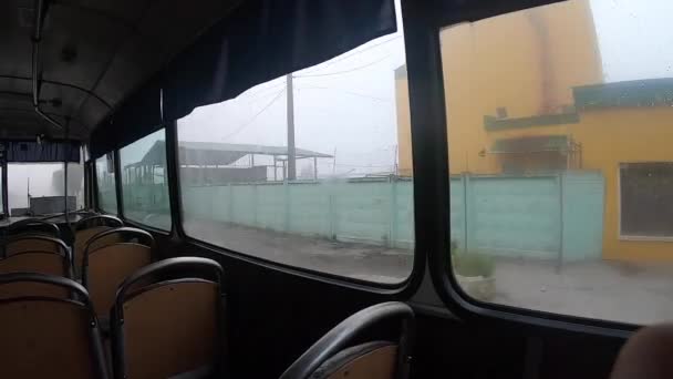 Vista Desde Ventana Del Autobús Movimiento Diferentes Edificios Ciudad Ventana — Vídeos de Stock