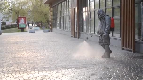 Hombre Traje Protector Rociando Solución Antiséptica Acera Ciudad Persona Desinfectando — Vídeo de stock