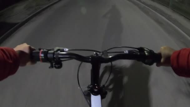 Pessoa Andando Bicicleta Centro Estrada Rua Pavimentada Automóvel Cidade Noturna — Vídeo de Stock