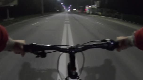 Osoba Jazda Rowerze Centrum Samochodowym Brukowanej Ulicy Drogi Mieście Nocy — Wideo stockowe