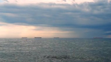 Dramatik deniz manzarası, deniz manzarası. Deniz, gökyüzünde büyük kara yağmur bulutları, tahıl tankeri gemileri, tahıl taşıyıcısı. Denizde yağmurlu hava, bulutlu. Yağmurlu atmosferik yağış kasırgası. Ulaşım
