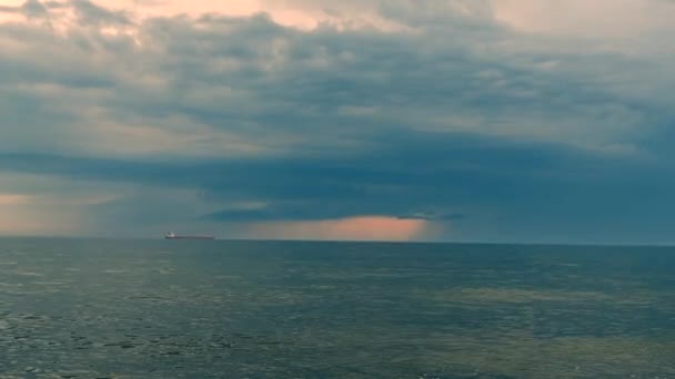 Dramatyczny Krajobraz Morski Krajobraz Morski Morze Ciemne Chmury Niebie Zbiornikowce — Wideo stockowe
