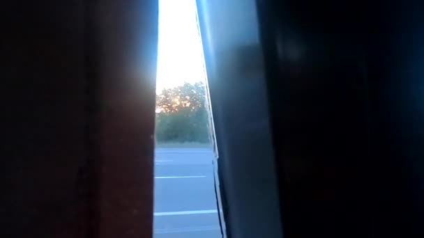 Sol Brilla Intensamente Través Las Cortinas Ventana Del Autobús Móvil — Vídeo de stock