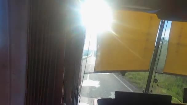 Sol Brilla Brillantemente Través Cortina Ventana Los Conductores Autobús Movimiento — Vídeo de stock