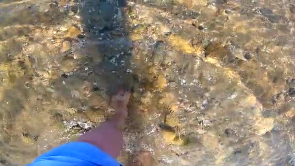 女性は裸足で石 透明な水と水しぶきで海の砂の底を歩く Pov スローモーション 最上階だ リラクゼーション レクリエーション 楽しみの概念 — ストック動画