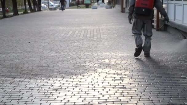 Homem Fato Protector Pulverizar Solução Séptica Calçada Cidade Persona Desinfetando — Vídeo de Stock