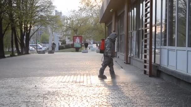 Hombre Traje Protector Rociando Solución Antiséptica Acera Ciudad Persona Desinfectando — Vídeo de stock
