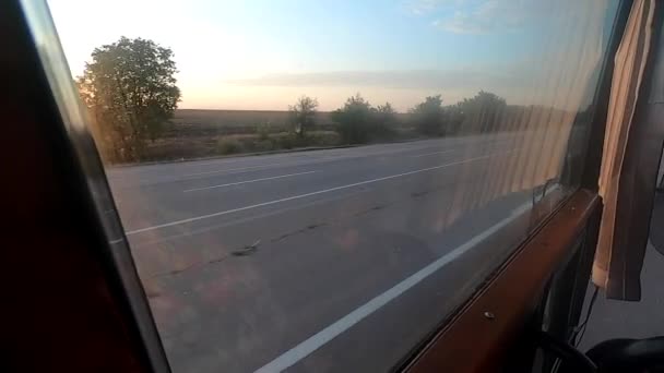 Otobüs Penceresinden Bak Tarlalar Ağaçlar Mavi Gökyüzü Yol Perdelerden Geçen — Stok video