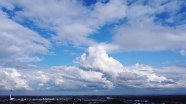 Tájkép Kék Nagy Fehér Felhő Felhők Leszállnak Város Mezők Egy — Stock videók