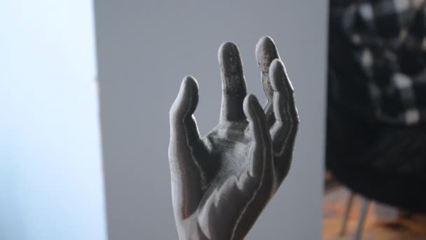 3D打印机上打印的人手和手指头的原型 用熔融的塑料制成 黑色特写 对象在3D打印机上创建 新的现代技术添加渐进式3D打印技术 — 图库视频影像