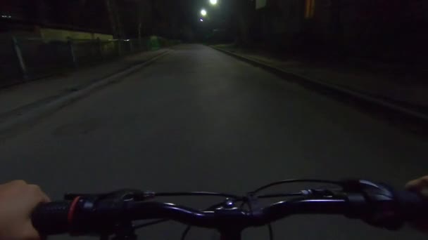 Gece Şehrinde Otomobil Asfaltlı Sokak Yolunda Bisiklet Süren Biri Akşamları — Stok video