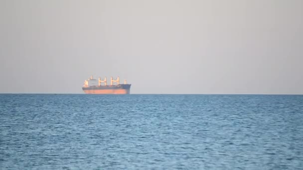 Havslandskap Sjölandskap Stor Lastfartyg Fartyg Tankfartyg Horisonten Havet Solig Dag — Stockvideo