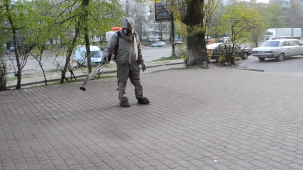 Man Protective Suit Spraying Antiseptic Solution Sidewalk City Persona Disinfecting — Stock Video