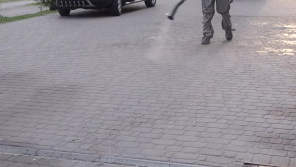 Hombre Traje Protector Rociando Solución Antiséptica Acera Ciudad Persona Desinfectando — Vídeos de Stock