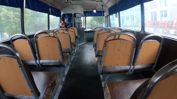 Hombre Montando Autobús Mujer Sentada Asiento Montando Interior Vacío Viejo — Vídeos de Stock