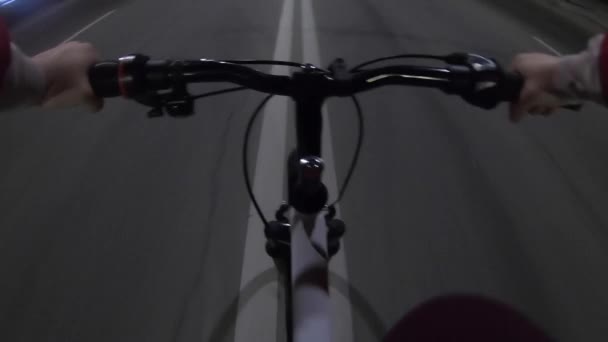 Человек Катается Велосипеде Центре Автомобильной Асфальтированной Улицы Ночном Городе Мужчина — стоковое видео