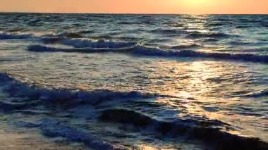 Denizde şafak vakti. Denizde gün batımı. Gündoğumu, okyanusta gün batımı. Beyaz köpük, mavi dalgalar. Güneş ışığı. Deniz manzarası manzarası. Deniz kıyısında. Doğal zemin, doğa zemin