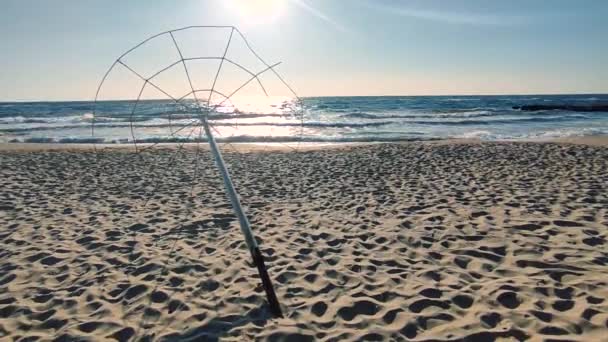 스켈레톤은 바다에서 여름날에는 해변의 모래사장에 우산을 설계한다 버려진 풍경을 촬영하는 — 비디오