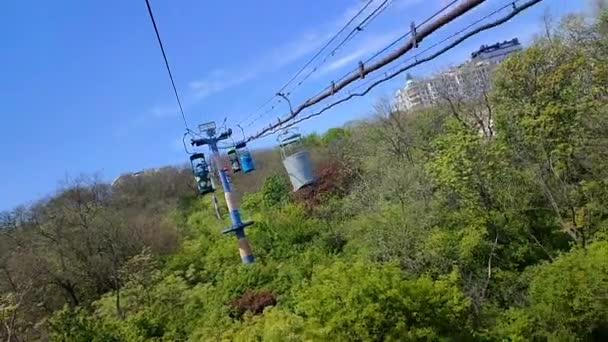 敖德萨乌克兰2023年5月7日 在阳光明媚的春日 带有多种颜色小木屋的缆车在城市被漆成不同样式 观光缆车在树间 蓝天间 缆车缆车 — 图库视频影像